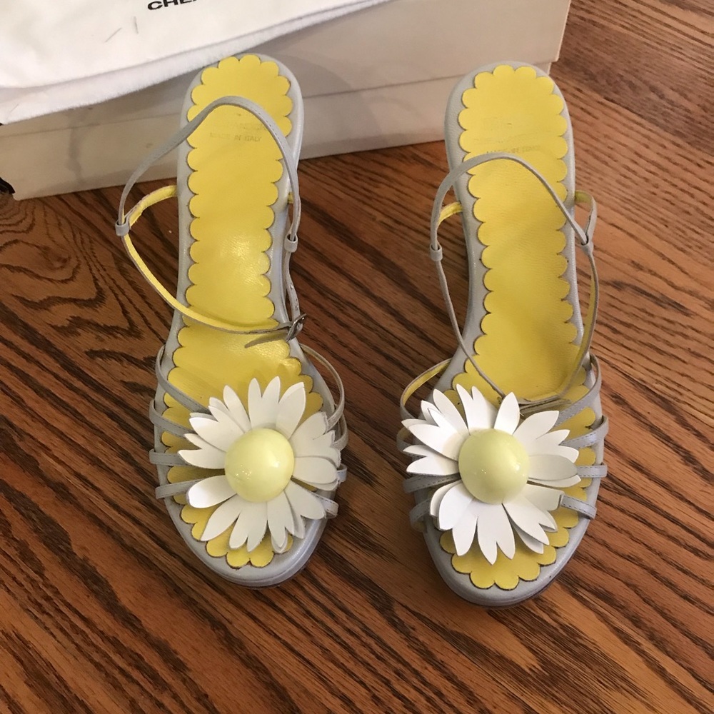 Moschino Grey daisy sandals (7.5)
